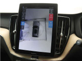 画面分割表示にも対応した360&deg;ビューカメラを搭載。狭い場所での取り回しも安心です。画面を分割することで、俯瞰画像と同時に車両前方または後方の180&deg;広角映像を表示することができます。