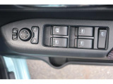 運転席側パワーウインドウは、オートアップ&ダウン機能付き。ワンタッチで自動開閉できます。開閉操作をロックする事も出来ます。