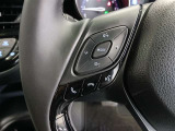 ステアリングには運転中でも簡単に操作できる各種スイッチついてます