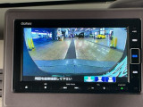 【バックカメラ】運転が苦手な方も車庫入れラクラクです!ギアをリバースに入れれば自動的に切り換わりますので、面倒な操作は不要です♪狭い駐車場もお車を傷つけず安心ですね!