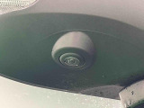 純正ナビゲーションを装着することで狭い道でのすれ違い時に下廻りを映し出す事ができます。他の3つのカメラと連携してパノラマモニターにも対応することが出来ます。