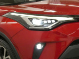 LEDヘッドライトです。デザイン性がよくとても明るいので、夜間の走行や悪天候でも安心です。しかも長寿命!
