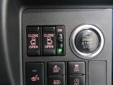 両側パワースライドドア付きだから、狭い駐車スペースなどでの 乗り降りラクラク!小さなお子さまのいるご家庭には嬉しい装備。