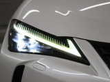 LEDヘッドランプには「オートマチックハイビームシステム」を搭載。夜間走行時にハイビームで走行可能と判断した場合、ロービームとハイビームを自動的に切り替え、前方視界確保をアシストします。