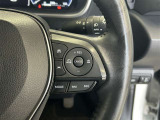 前方の車との車間を設定し、スピードを上げたり緩めたりを自動で行ってくれる追尾式の「レーダークルーズ」。上級装備の一つです!高級車にしかつかない嬉しい機能です。