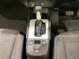 CVT車のセレクトレバーです。低速から高速まで、変速ショックのないスムーズな走りと、エンジン効率のよい領域を維持して燃費にも貢献します。サイドブレーキはスイッチ操作の電子制御パーキングブレーキです。