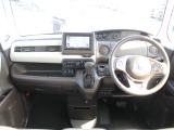 操作性に優れた運転席となります!小物入れや各ボタンの配置にこだわり、使いやすいです!座り心地もよく視認性も良好なのでロングドライブもお任せ下さい!