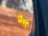 【ブラインドスポットモニター】走行中、ドアミラーの死角になりやすい箇所に後続車が接近するとサイドミラーのレンズに警告を表示!ドライバーに注意喚起をしてくれます。