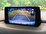 【バックカメラ】駐車時に後方がリアルタイム映像で確認できます。大型商業施設や立体駐車場での駐車時や、夜間のバック時に大活躍!運転スキルに関わらず、今や必須となった装備のひとつです!
