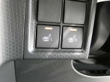 運転席と助手席には寒い時にうれしいシートヒーターが装備されてます。