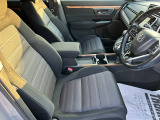 乗り心地の良いフロントシートです。足回りも広々としておりますので、長時間の運転も疲れづらいですよ。