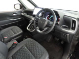 シンプルで使いやすいデザインの運転席です。