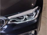 BMWの伝統の丸目4灯ヘッドライトでございます。LEDライトで視認性もよく明るく安全性の向上につながります。