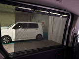後席にはロールサンシェードが装備されており、車内の温度の上昇を低減するなどの効果を発揮します。