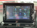 ナビゲーション+AV 2画面表示(デュアルウィンドウ)、TV、FM/AM、Bluetooth Audio、SDカード、DVD再生、 CD録音/再生、ハンズフリーフォン、スマホ、Nissan Connectサービス対応の高性能9インチ大型ナビです。