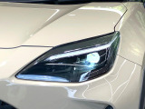 【LEDヘッドライト】悪天候や夜間走行時も良好な視界を確保し安心して運転できる高輝度LEDヘッドライトを装備!点灯速度が早く、消費電力も抑えられています。