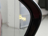 ブラインドスポットモニター装備。隣車線を走る車両を検知。ドアミラーでは確認しにくい後、側方エリアに存在する車両や急接近してくる車両も検知しドアミラーに搭載されたLEDインジケーターが点灯します。