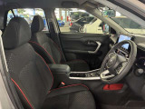 運転席の画像です。足元やシートまわりに余裕があり、リラックスした姿勢で運転が可能です。視界も良好で操作系へのアクセスもしやすく、快適で安心感のあるドライブをサポートします。