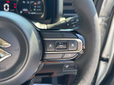 【クルーズコントロール】アクセル操作なしで一定速度を保つ機能。先行車との距離を自動調整する追従型が主流で、高速走行時の疲労を劇的に軽減します。長距離移動が多いお客様への商談では必須の快適装備です。