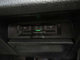 【ETC車載器】は、ビルトインタイプですっきり収納され、見た目も使い勝手も満足のアイテムです。