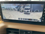 フロントワイドビュー搭載。T字路などの曲がり角で、死角となる人やクルマを広角映像で確認して安心して進めます。