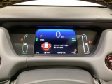 デジタル表示のスピードメーターとタコメーター、燃費やオドメーターなどの表示の他に、ホンダセンシング機能などの表示もできる多機能なマルチインフォメーション・ディスプレイです。