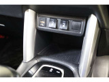 通信/給電用USBポートが装備されています。車内にあると便利なアイテムのひとつですね!充電中のスマホなどの置き場に便利なポケットも備えています。
