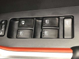 パワーウィンドウのスイッチです。 運転席にいながら助手席や後席の窓を開け閉めできるので、大変便利です。