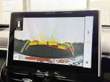 【バックガイドモニター】車両後方の映像をナビ画面に表示し、駐車などの後退操作をサポートします。
