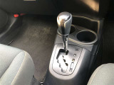 操作しやすいATシフトです。 シフトチェンジを気にしなくていいので運転だけに集中できますね。 自然と手に届くところにある、手になじむ形状のシフトノブがいいですね。