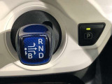 ハイブリッド車ならではのシフトです。矢印の通りに動かしてください。