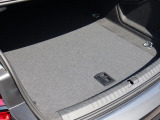 Audi正規ディーラーが高品質をお約束。高度な訓練・教育を受けたAudi専任メカニックが、100項目にもおよぶ精密な点検を実施。すべてクリアしたAudi車だけ、あなたのお手元に届けられるのです