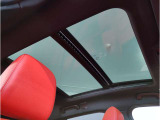 【サンルーフ】高級車のマストアイテムのガラス・サンルーフ。開放感のある室内空間を演出してくれます。