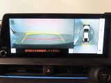 バック時の運転をサポートするバックガイドモニター&パノラミックビューモニター付き