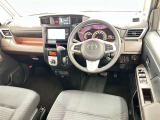 運転席まわりです。 各操作スイッチは使いやすい位置に配置されてます。