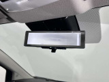 スマートルームミラーで後方の映像がルームミラーで確認できます。