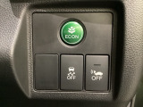 VSA装備車です。VSAはドライバーの操作と車の動きを見守っています。もし車の挙動が乱れたとき、4輪別々にブレーキをかけたり、エンジンパワーをしぼることによって車を安定させます。