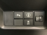 ハンドルの右側にはヘットライトリベライザーとHondaセンシング用のメインスイッチがついています。ヘッドライトリベライザーは道路状況や積荷の加重に応じてライトの高さを調節できます。