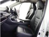 高いホールド性で運転姿勢が安定します。長距離ドライブでも疲れにくいのが魅力です。快適なドライビングライフをお送りください♪