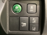 Hondaセンシング用の、VSA(ABS+TCS+横滑り抑制)解除と路外逸脱抑制機能のオンオフスイッチなどはハンドルの右側に装備しています。燃費に役立つECONボタンもここです。