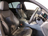 【コックピットシート】BMW車の主役席。車体中央にくる様に配置し車両重心とが一致する事でドライバーと車との一体感あるドライビングを実現。人間工学に基づき形成した形状が長時間のドライブ疲労も軽減します!