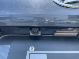 【バックカメラ】後退時に車両後方の映像をモニターに映す機能。目視できない死角を確認でき、衝突事故を防ぎます。駐車が苦手な方だけでなく全てのドライバーに必須の安全装備です。