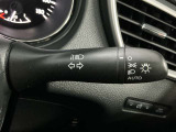 【オートライト】車のセンサーが周囲の明るさを感知し、自動でヘッドライトを点灯・消灯する機能です。この機能は夕暮れ時の交通事故が多い時間帯の安全性を高めてくれます。