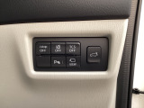 各種機能の切替スイッチは運転席パネル下に集約されています。任意で切り替え可能なため状況に合わせてお使いください。