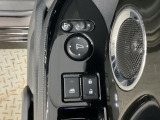 電動格納付きパワーミラーの操作スイッチがついています。左右のサイドミラーの角度調節も微調整ができて便利です。