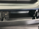 運転席側のインパネアッパーボックスは嬉しい収納!USBソケット付きでスマホの充電もできます!