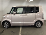 狭い駐車場でも、スライドドアならチャイルドシートへのお子さまの乗降や荷物の積載もスムーズ。とても便利な【助手席側。電動スライドドア】ドアハンドを少し引くだけでリアドアが自動開閉します。