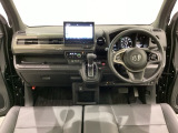 車内は光触媒抗菌消臭施工済です。スタイリッシュなデザインで暖かみのあるインパネ周りを演出します。グローブボックスやカップホルダーのほかにトレーなどたくさんの収納スペースが装備されています。