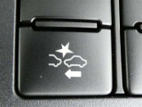 【PCS(プリクラッシュセーフティーシステム】・・・進路上の車両を前方センサーで検出し、衝突の可能性が高いと判断したときに、警報やブレーキ力制御により運転者の衝突回避操作を補助します。