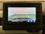 バックでの車庫入れも安心です! リアカメラが付いているバックモニター付のナビを装備しております。操作線もついており距離感も画面から確認できます。